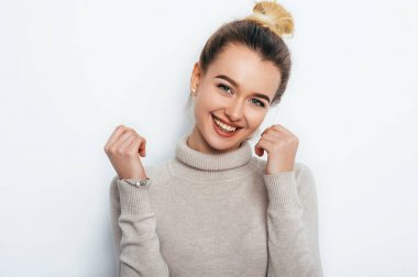 Neşeli iyi görünümlü olan kadın çok güzel gülümseme saç topuz beyaz izole arka plan üzerinde poz. dişleriyle iyi fıkraya gülmek beyaz düz, geniş gülümsüyor. İnsanların duyguları Güzellik