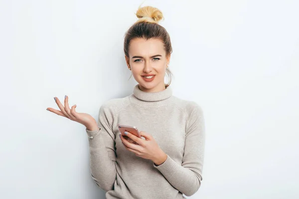 Horizontální Portrét Nespokojen Ženy Rozhořčeně Výraz Současně Držte Smartphone Mračí — Stock fotografie
