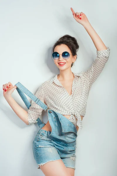 Joven Hermosa Mujer Alegre Con Moño Pelo Gafas Sol Con — Foto de Stock