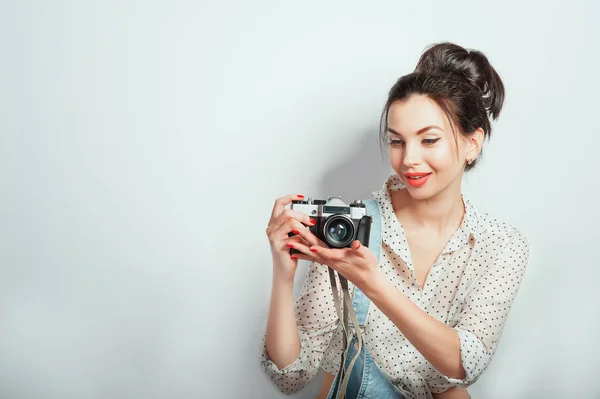 Mode Kijk Vrij Koele Jonge Vrouw Model Met Retro Camera — Stockfoto