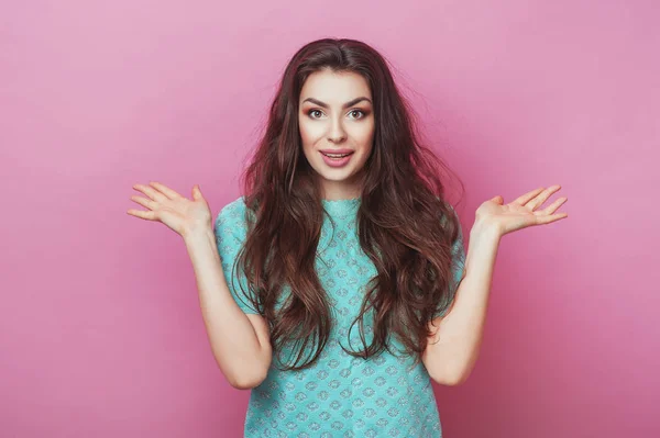 Retrato Horizontal Mujer Alegre Sorprendida Con Sonrisa Atractiva Con Pelo — Foto de Stock