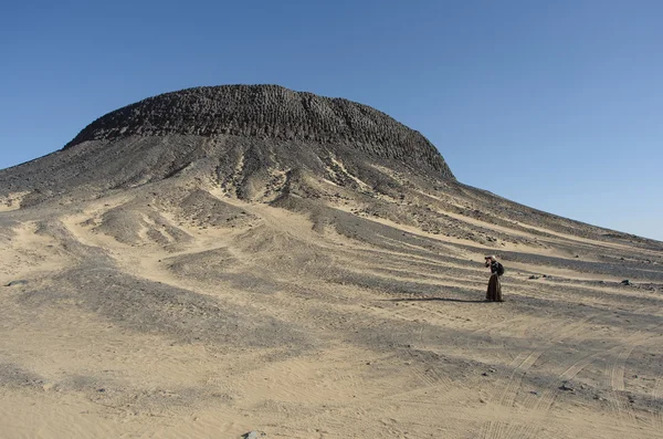 Egypt Black Desert, turister fotograferer panorama – stockfoto