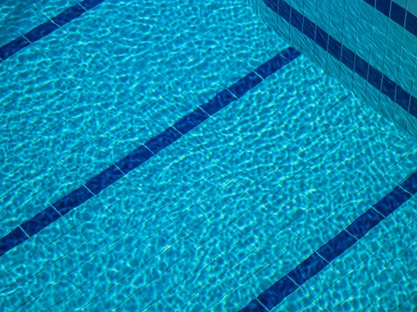 Texture, fond turquoise de la piscine . — Photo