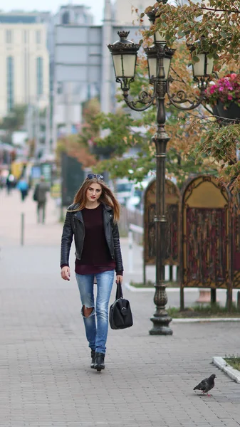 Стиль стрит: молодая женщина в джинсах, гуляющая — стоковое фото