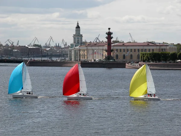 Drei bunte Segelboote. — Stockfoto