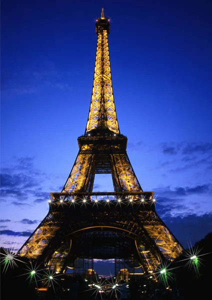 Eiffel toren 's avonds, groothoek. — Stockfoto