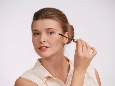 Stüdyo ışık arka plan üzerinde poz güzel kadın.