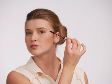 Maskara el ile kız. 