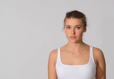 Doğal dudaklar genç kadının güzel yüzünü Close-Up