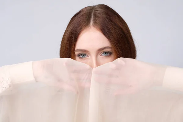 Stylische Frau mit transparentem Tuch in Augennähe. — Stockfoto