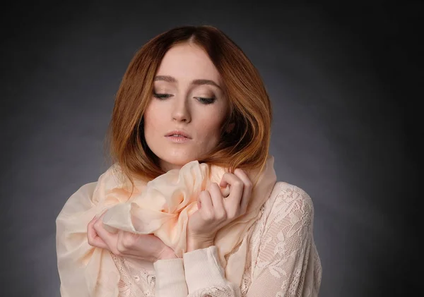 Mooi donker-haired meisje in omslagdoek. Jonge vrouw een sjaal dragen in de lucht soli — Stockfoto