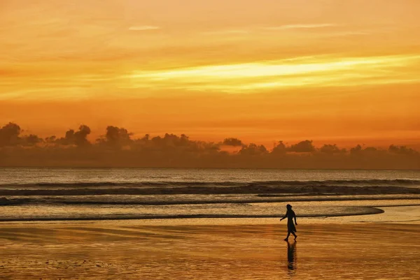 La impresionante belleza de la puesta de sol sobre el océano en Indonesia —  Fotos de Stock