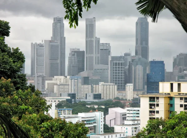 Vista sulla zona residenziale della città con grattacieli sullo sfondo . — Foto Stock