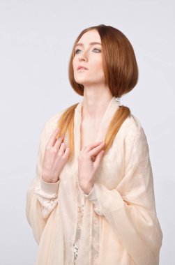 Elegance kız gri arka plan üzerinde omuz portre.