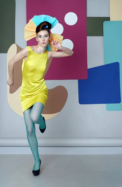 Tyttö lyhyt mekko liikkuu studiossa väri tausta . — kuvapankkivalokuva