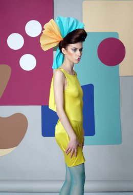 Sarı eksantrik kıyafeti çekici kız profili.