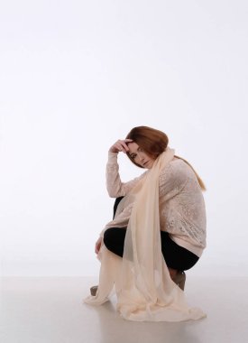 Gri arka plan üzerinde kadın güzel profili.