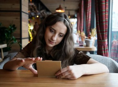 Şık kadın doğru makyaj kafede bir tarihte