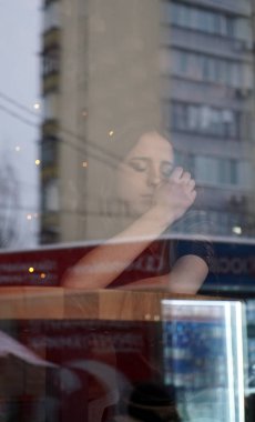 Romantik genç kadın gözleri indirdi bir kafede oturuyor