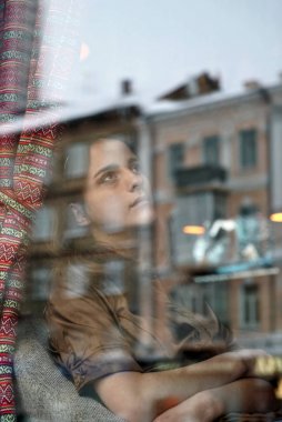Kız pencerenin kafa ile oturup