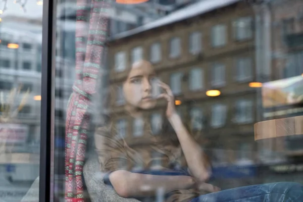 Chica triste esperando en la cafetería a alguien, que tarde — Foto de Stock