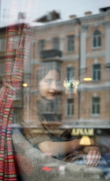 Una ragazza frustrata siede dietro la finestra del caffè — Foto Stock