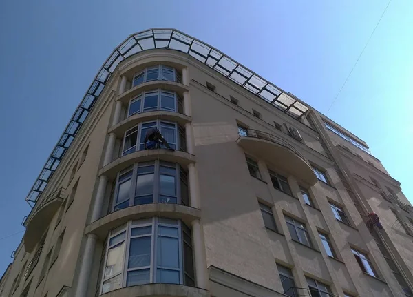Уборщики окон моют окна небоскреба — стоковое фото
