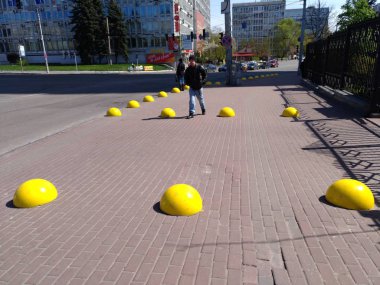 Şehirde bir kaldırım taşı üzerinde sarı yolu daireler