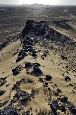Bazalt-kum tepe üzerinde hareketli off-road aracı üzerinden görüntülemek.