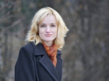 Karanlık bir arka plan bulanık üzerinde güzel genç sarışın