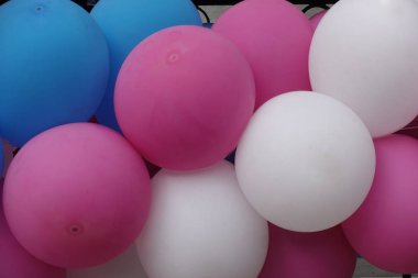 Arka plan olarak renkli şişme topları