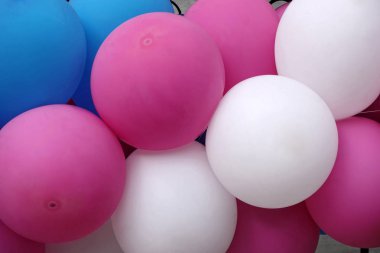 Arka plan olarak renkli şişme topları