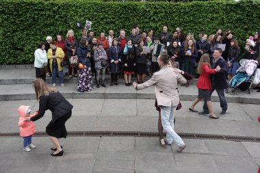 Zafer günü insanlar dans Kiev-zafer Parkı