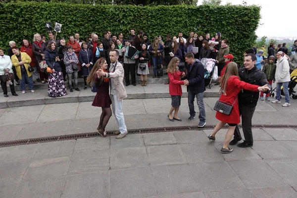 People dance in Glory Park on Victory Day in Kiev — Stock Photo, Image