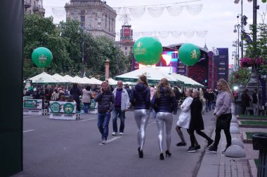 İnsanlar bir fan bölge, Eurovision Şarkı Yarışması Kiev Khreshchatyk'a Caddesi üzerinde ziyaret edin