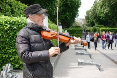 Emekli Kiev, Ukrayna zafer parkında keman çalıyor