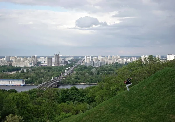 Девушка спускается со склона на фоне левого берега Киева — стоковое фото