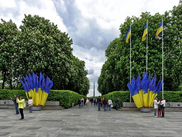 Hlavní vchod do Glory Park Kyjev, Ukrajina, svátečně vyzdobené — Stock fotografie