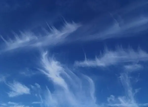 Céu azul profundo e nuvens brancas — Fotografia de Stock