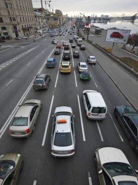 Şehir trafiğine Poshtova Meydanı Kiev'de Dinyeper Nehri Köprüsü'nden görüntülemek