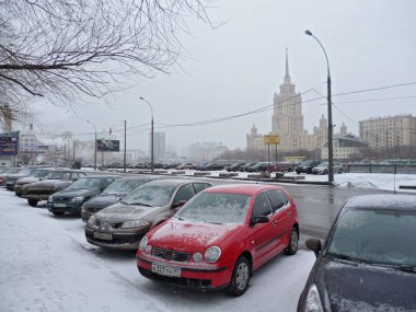 Devlet Üniversitesi Lomonosov sonra arka plan üzerinde adlı park yerinde üzerinden görüntülemek