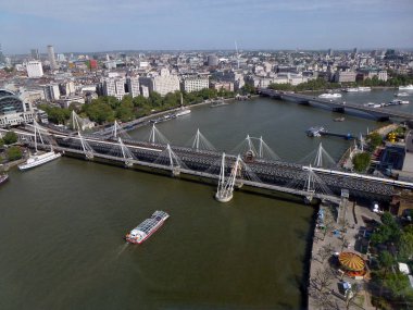 Köprüler içinde Londra yakınındaki Thames boyunca bir tatil tekne yelken