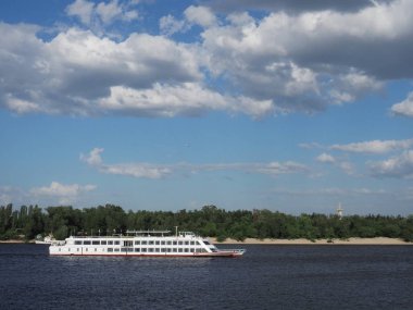 Yolcular ile beyaz zevk tekne gemiye Kiev nehir ortasına boyunca yelken açtı
