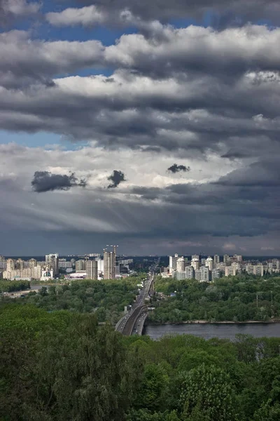 Vista panoramica della riva sinistra di Kiev, del fiume Dnieper e dei grattacieli sullo sfondo di un bellissimo cielo tempestoso . — Foto Stock