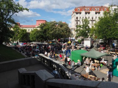 Birçok insanlar Vladimirskaya cadde boyunca Kiev gün üzerinde yürüyor