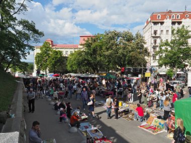 Birçok insanlar Vladimirskaya cadde boyunca Kiev gün üzerinde yürüyor
