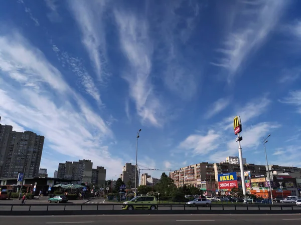 Una calzada típica de la calle en Kiev con el telón de fondo de un hermoso cielo . — Foto de Stock