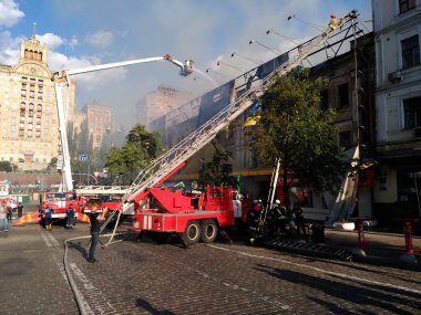 Kreschatik Caddesi Kiev merkezinde tarihi binada yangın.