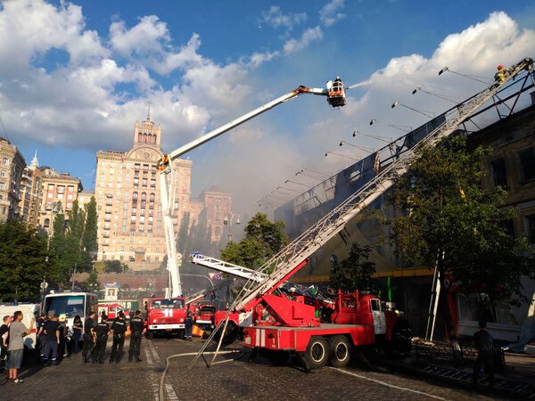 Пожар в историческом здании на улице Крещатик в центре Киева
.
