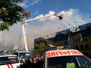Kreschatik Caddesi Kiev merkezinde tarihi binada yangın.